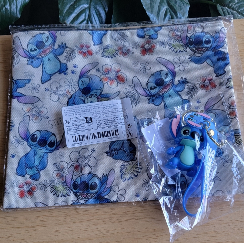 Lilo & Stitch Cosmetic Bag And Keychain - Picture 2 of 4